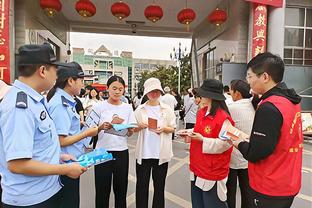 金玟哉本场数据：1进球6解围传球成功率92.9%，评分8.3全场最高